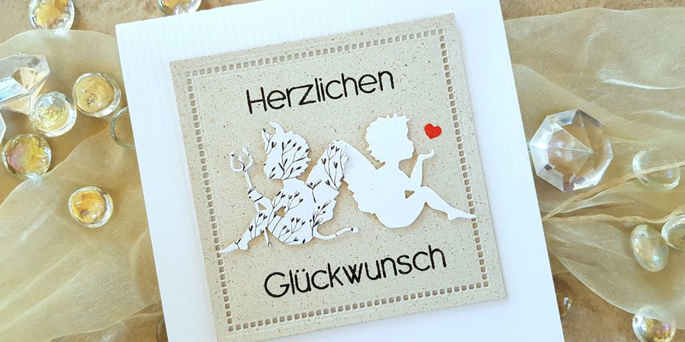AR – Engelchen und Teufelchen – Wasserzeichen 1 – 1000 Alexandra Renke - Engelchen mit Herz - Teufelchen - Inkystamp - Herzlichen Glückwunsch - Faltkarten.com - kreideweiss - Graskarton - Geburstagskarte