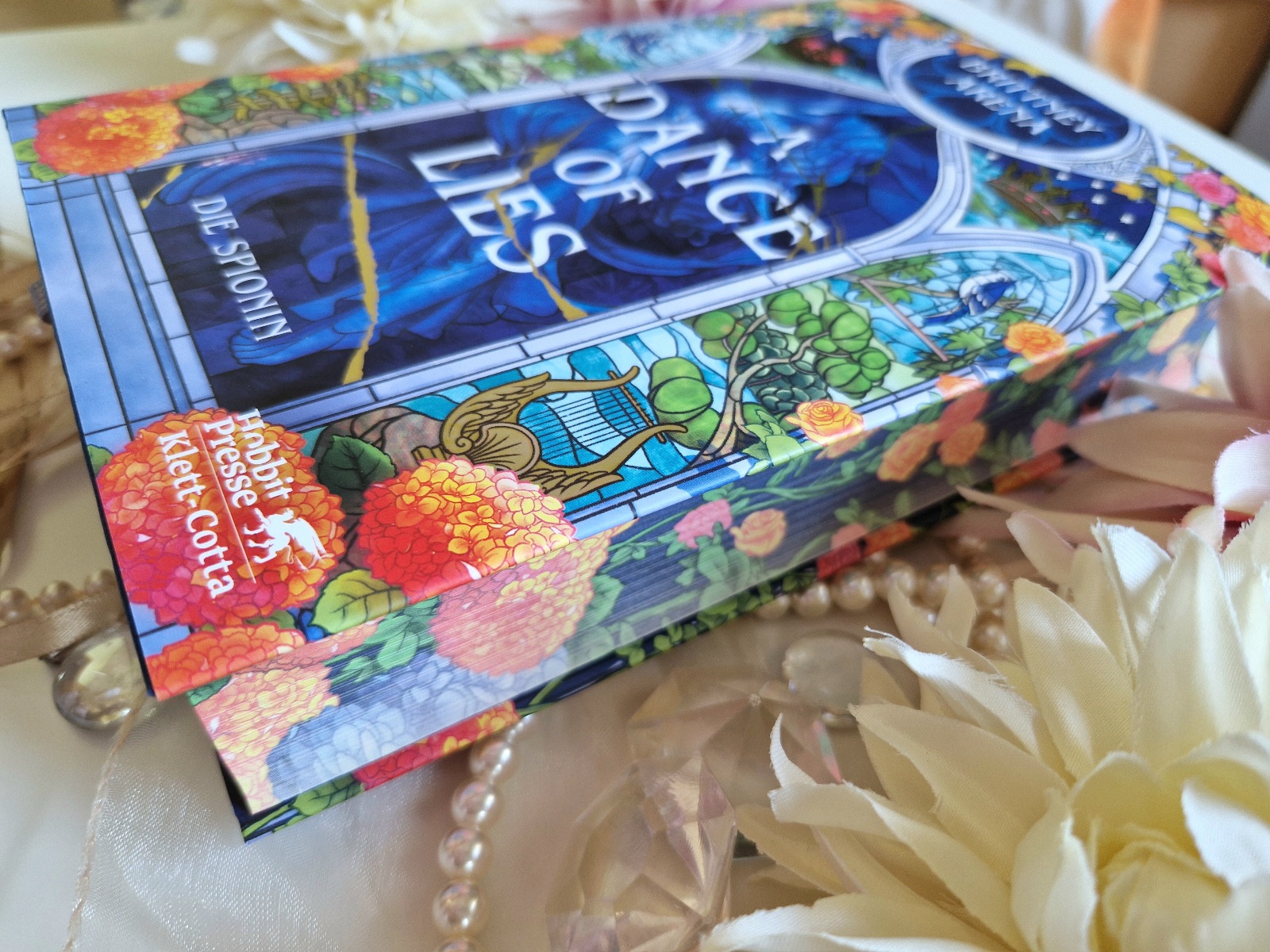 Buchfoto - A Dance of Lies - Die Spionin - Brittney Arena - Farbschnitt - verkleinert