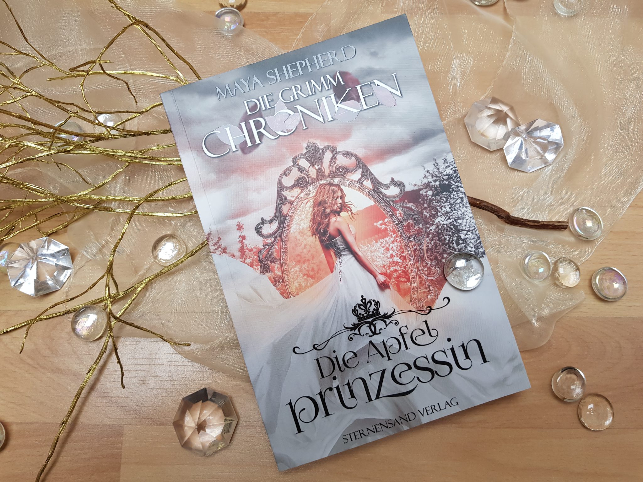 Buchfoto – Die Grimm chroniken – #1 – Die Apfelprinzessin – Maya Shepherd – Ansicht 1