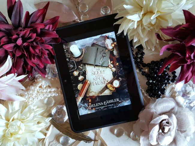 Buchfoto – Die Seele eines Spukhauses – Helena Gässler – Drachenmond Verlag – 1000