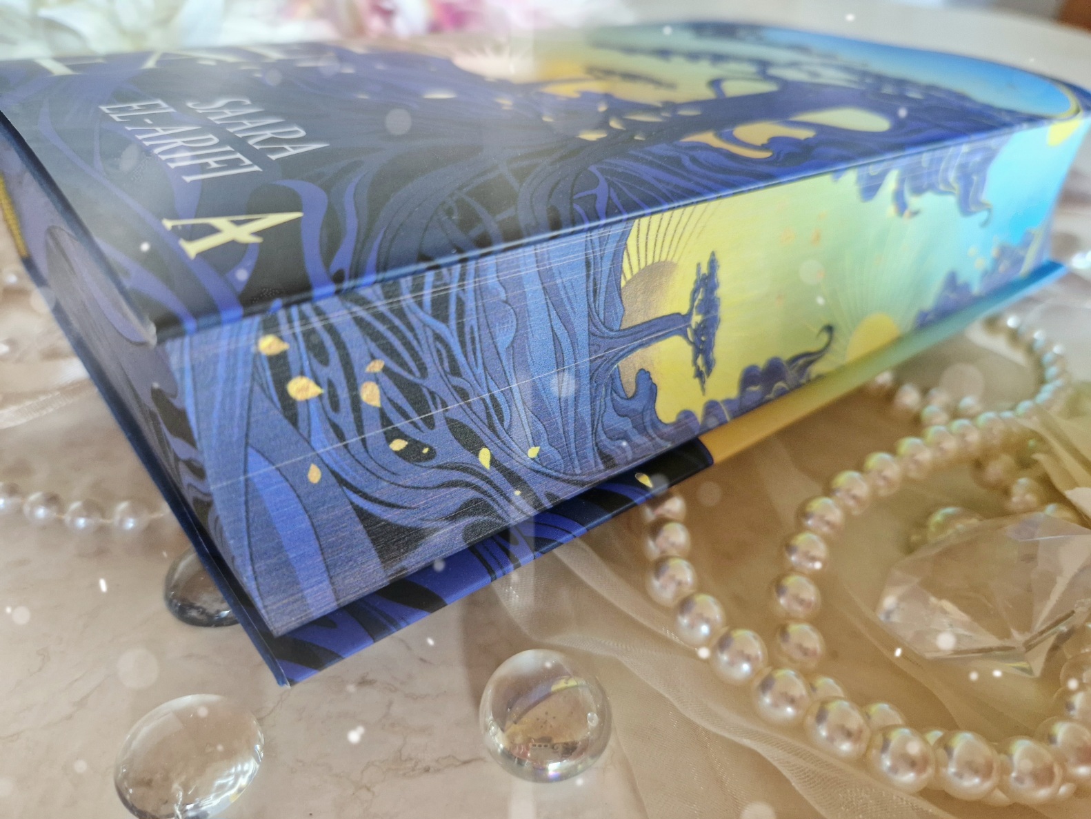 Buchfoto - Faebound - Divided by Blood - Saara El-Arifi - Farbschnitt - verkleinert