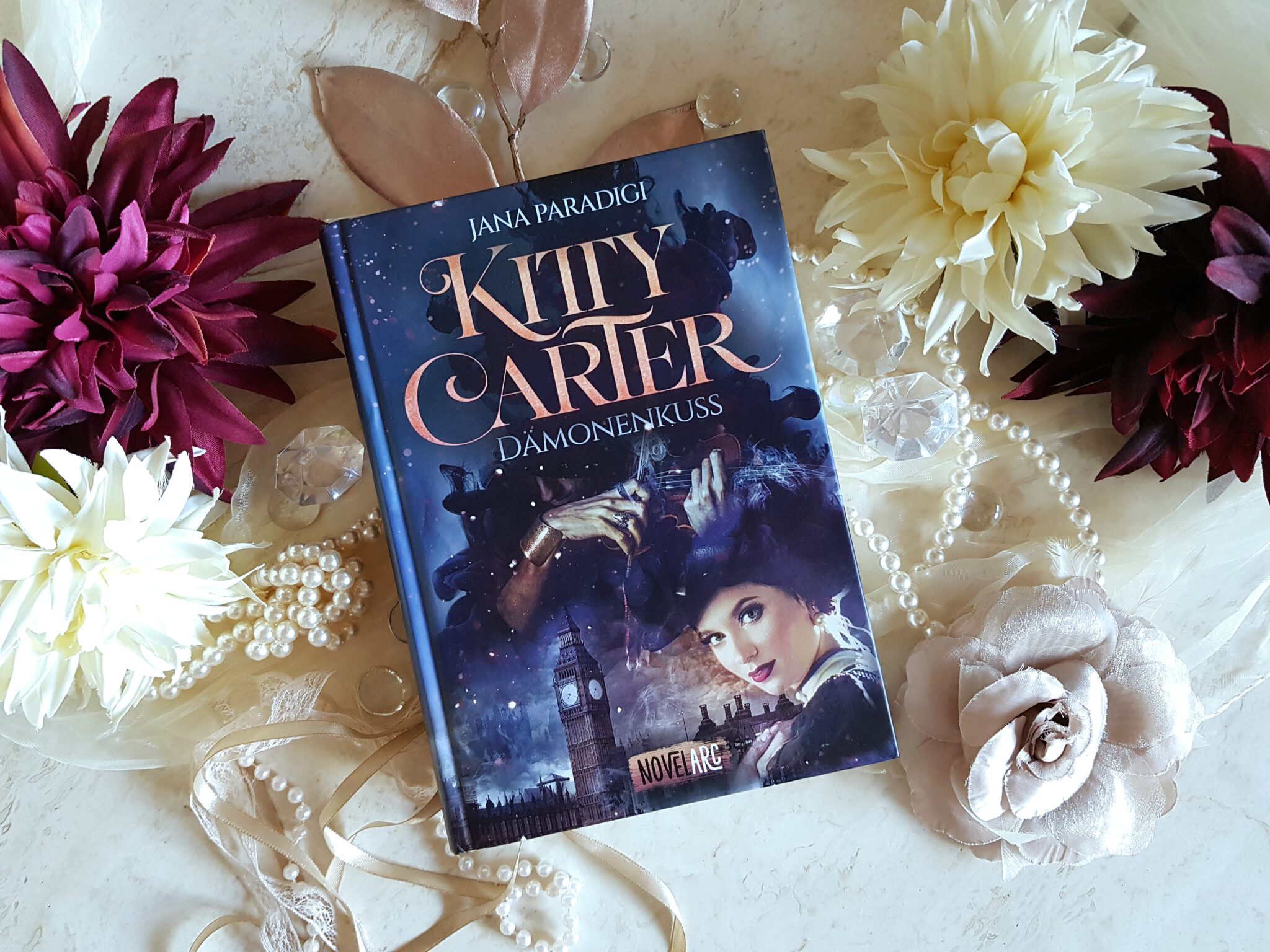 Buchfoto – Kitty Carter – Dämonenkuss – Jana Paradigi