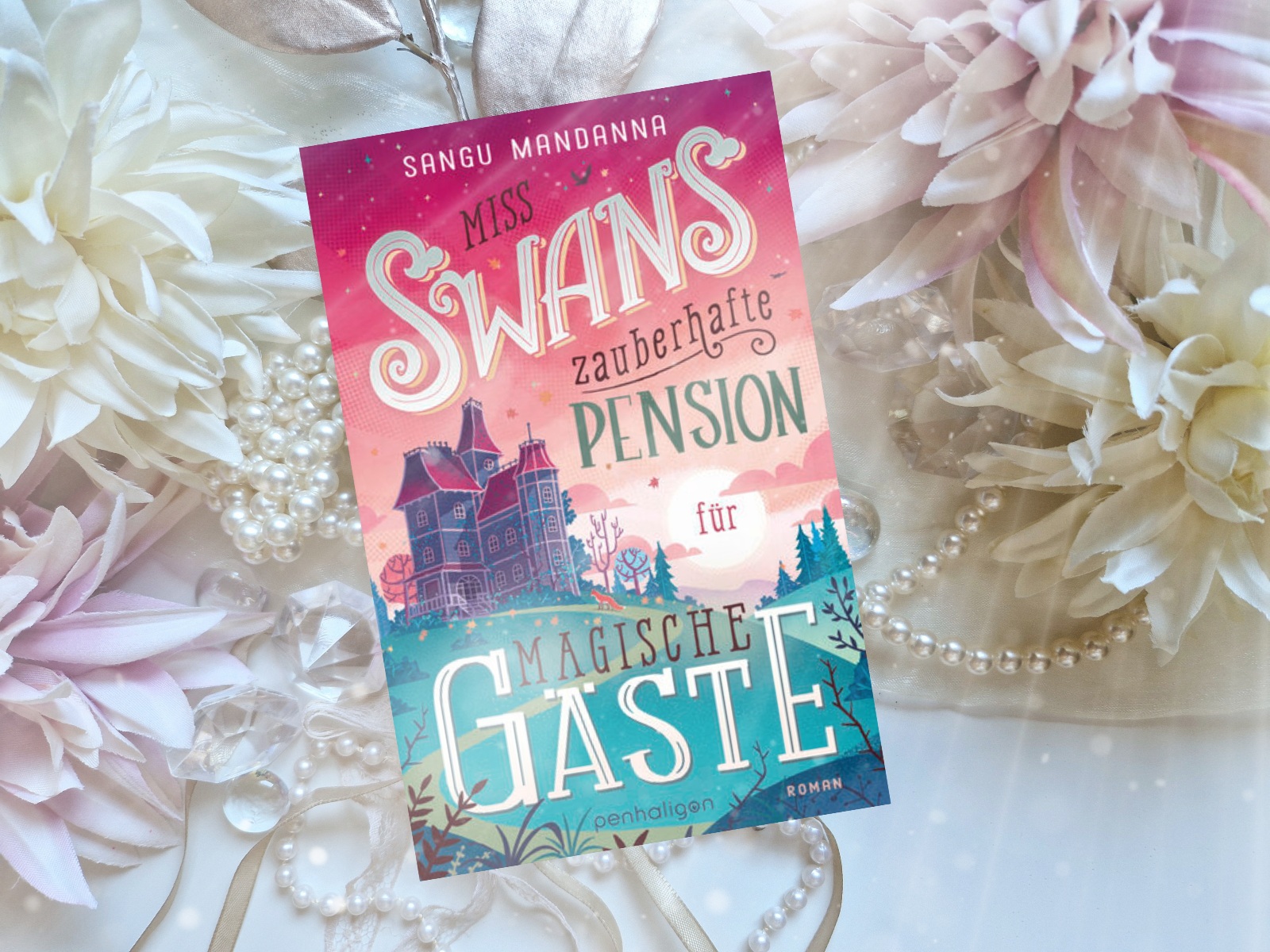 Buchfoto - Miss Swans zauberhafte Pension für magische Gäste - Sangu Mandanna - verkleinert