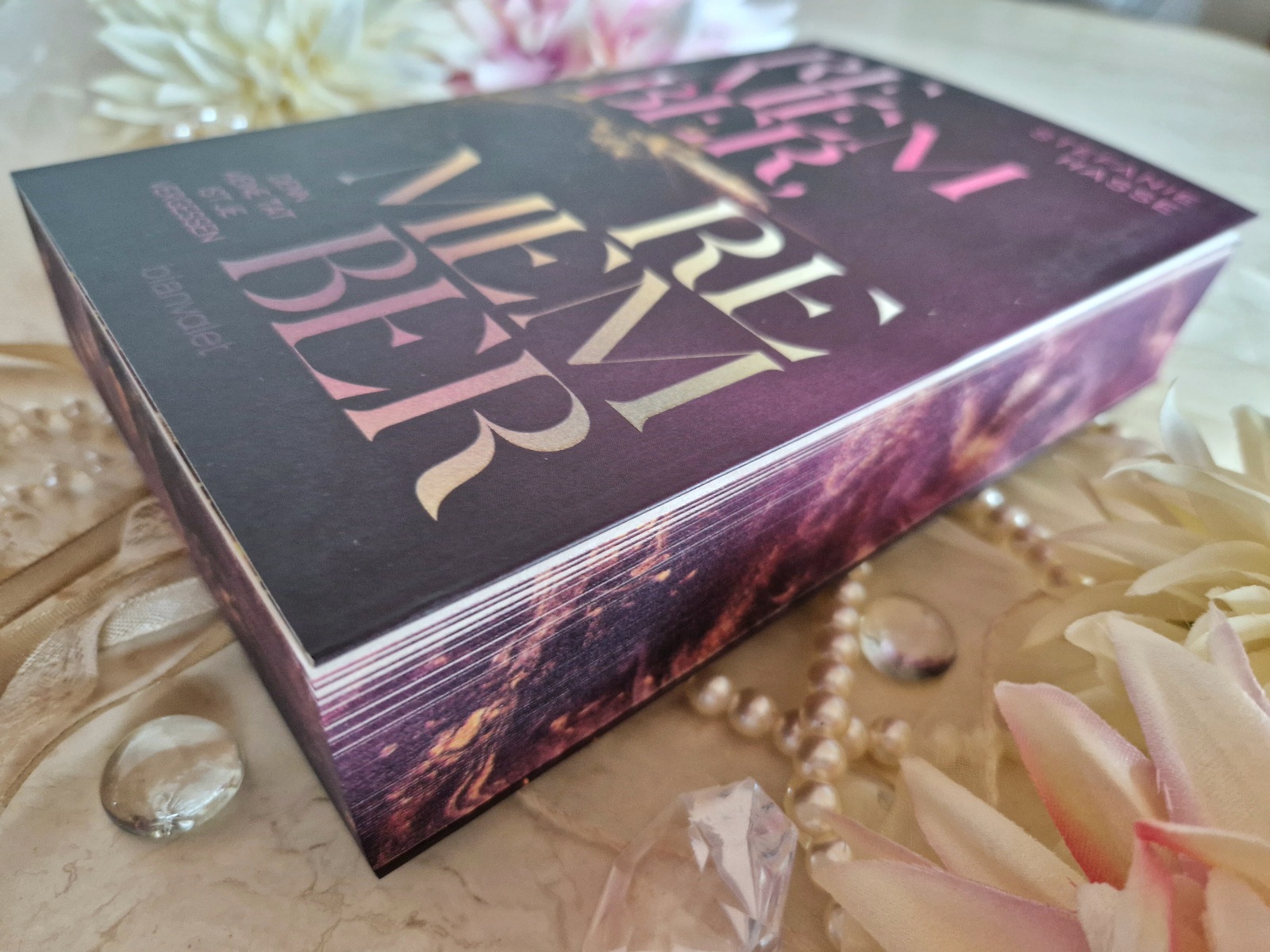 Buchfoto - Remember remember - Denn keine Tat ist je vergessen - Stefanie Hasse - Farbschnitt - bearbeitet - verkleinert