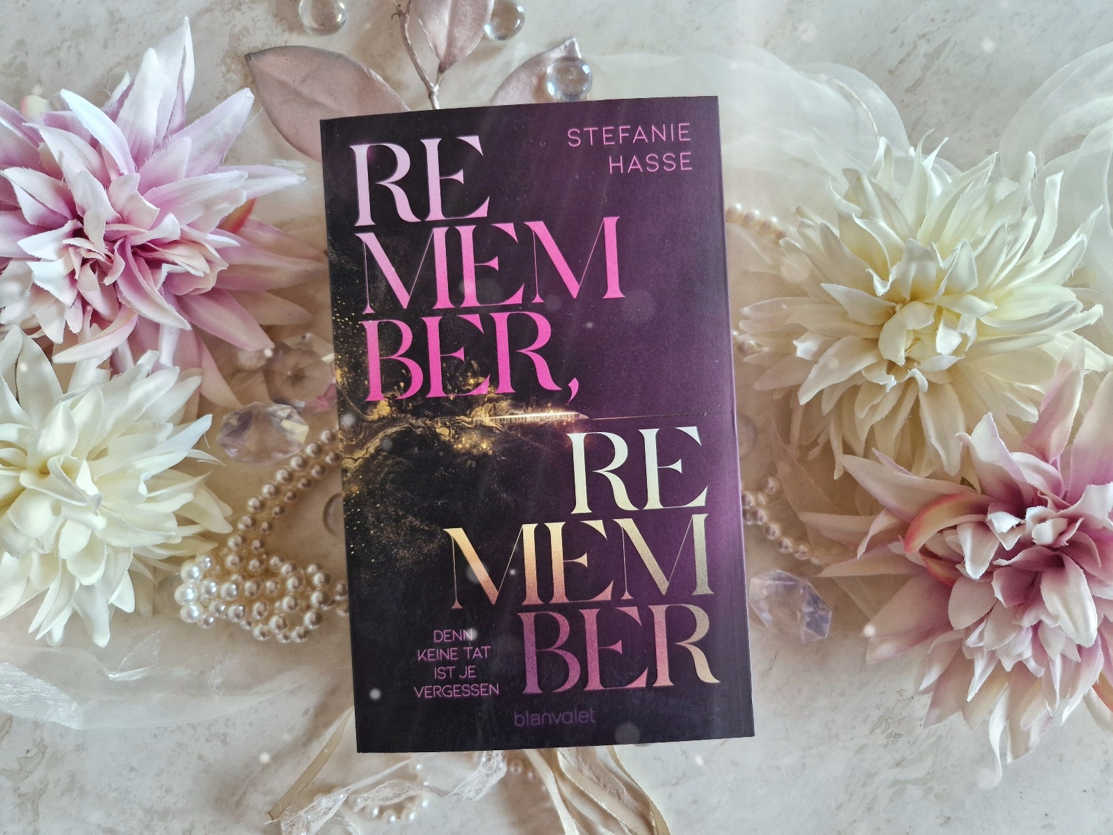 Buchfoto - Remember remember - Denn keine Tat ist je vergessen - Stefanie Hasse - bearbeitet - verkleinert
