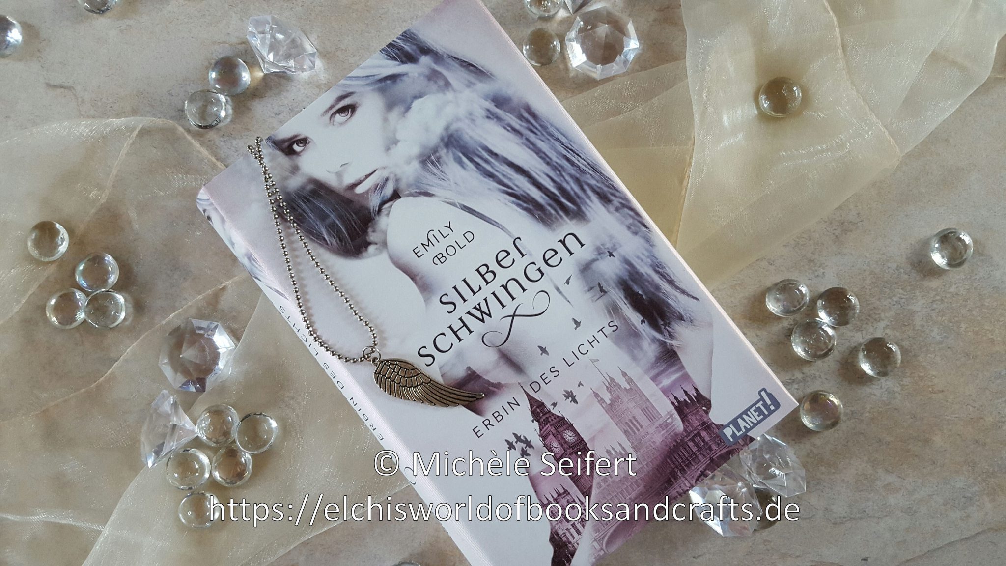 Buchfoto – Silberschwingen – #1 – Erbin des Lichts – Emily Bold – Wasserzeichen