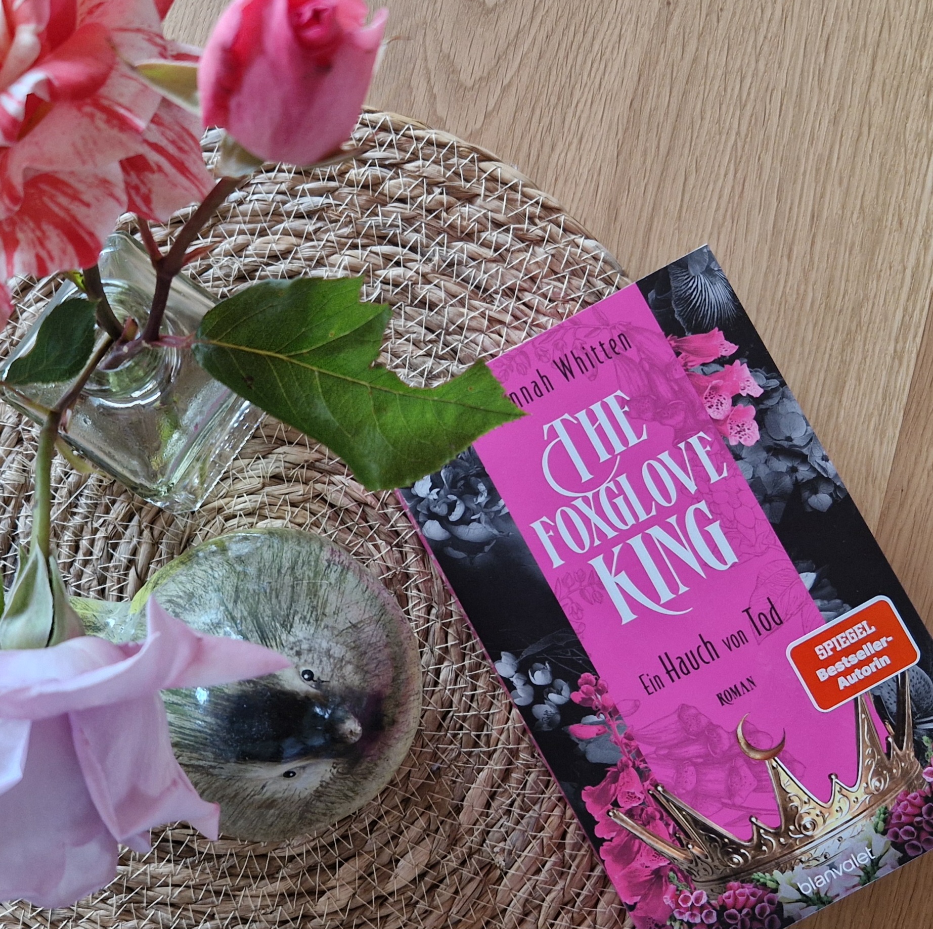Buchfoto - The Foxglove King - Ein Hauch von Tod - Hannah Whitten - Insta