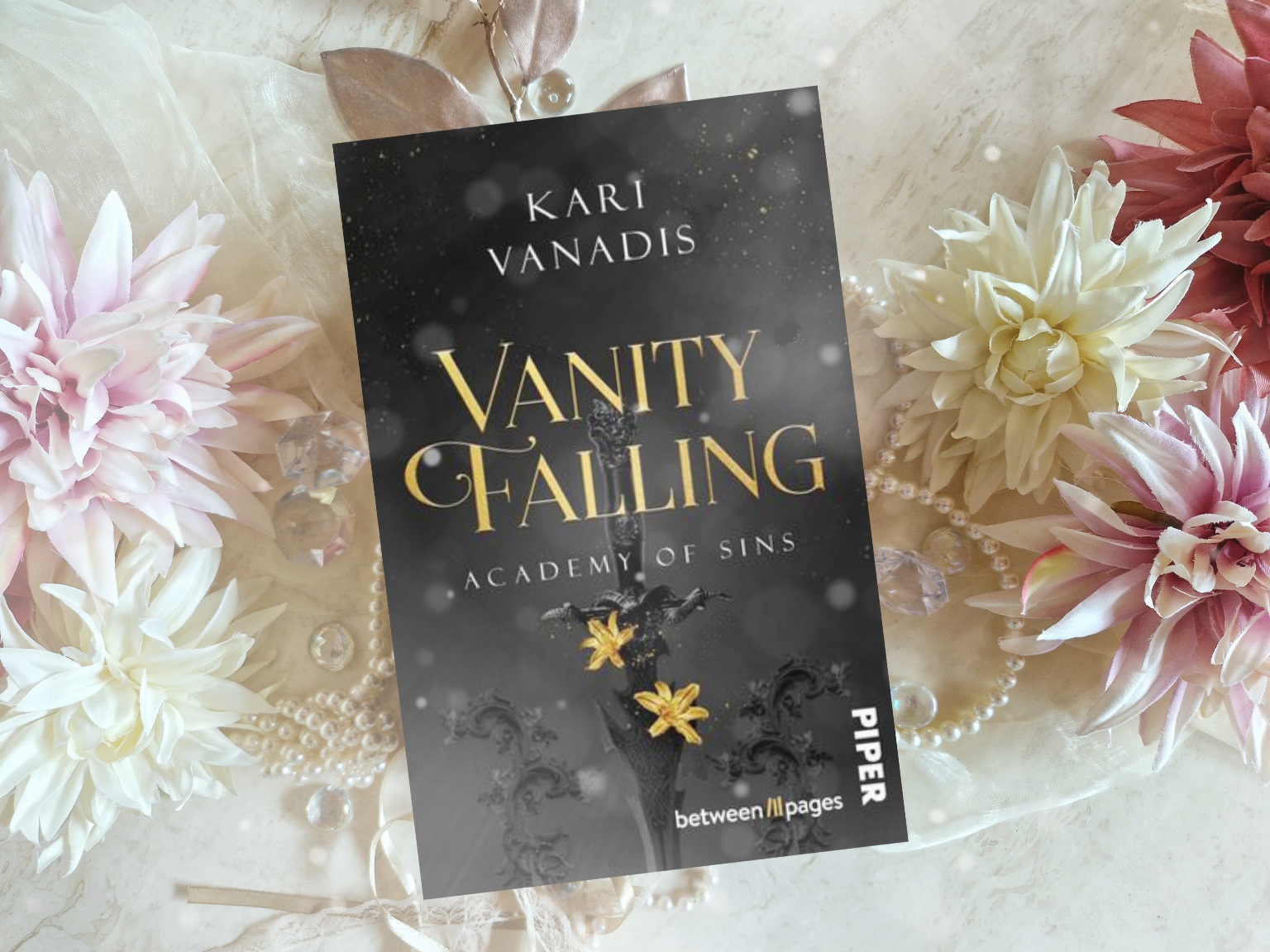 Buchfoto - Vanity Falling - Academy of Sins - Kari Vanadis - verkleinert