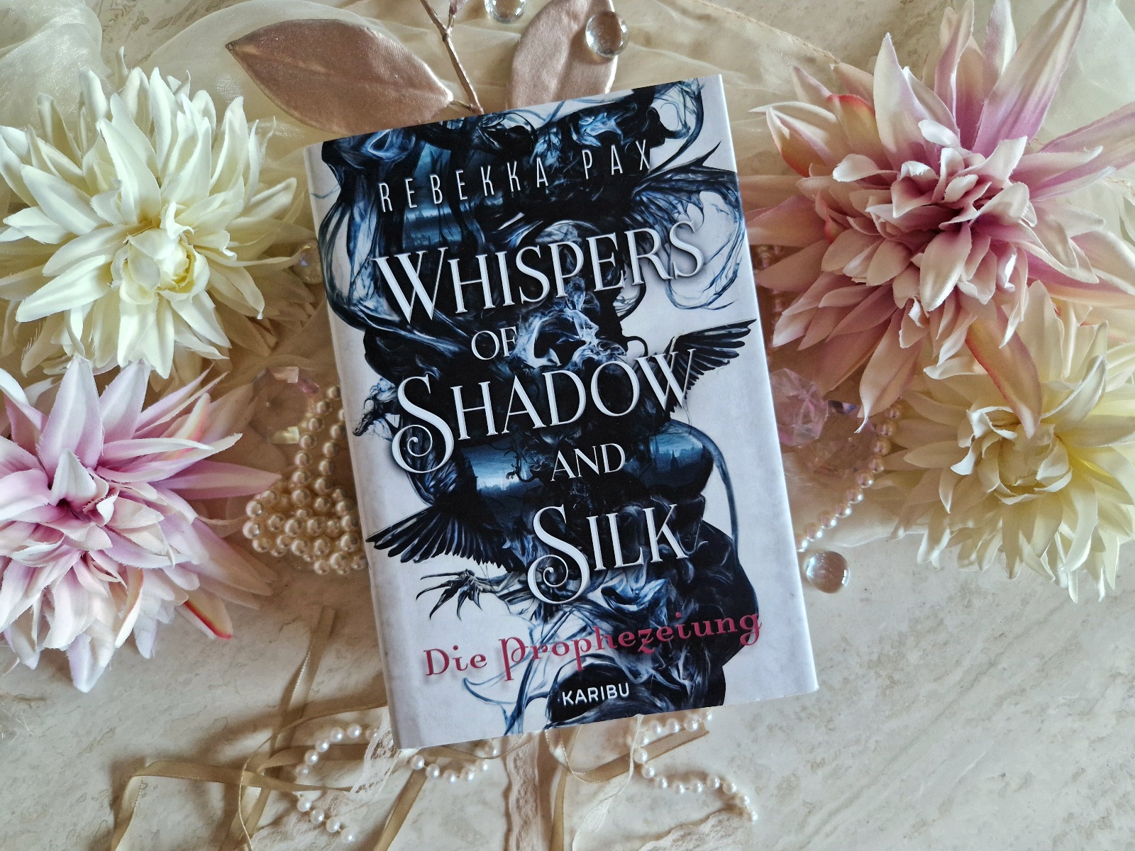 Buchfoto - Whispers of Shadow and Silk - Die Prophezeihung - Rebekka Pax - verkleinert