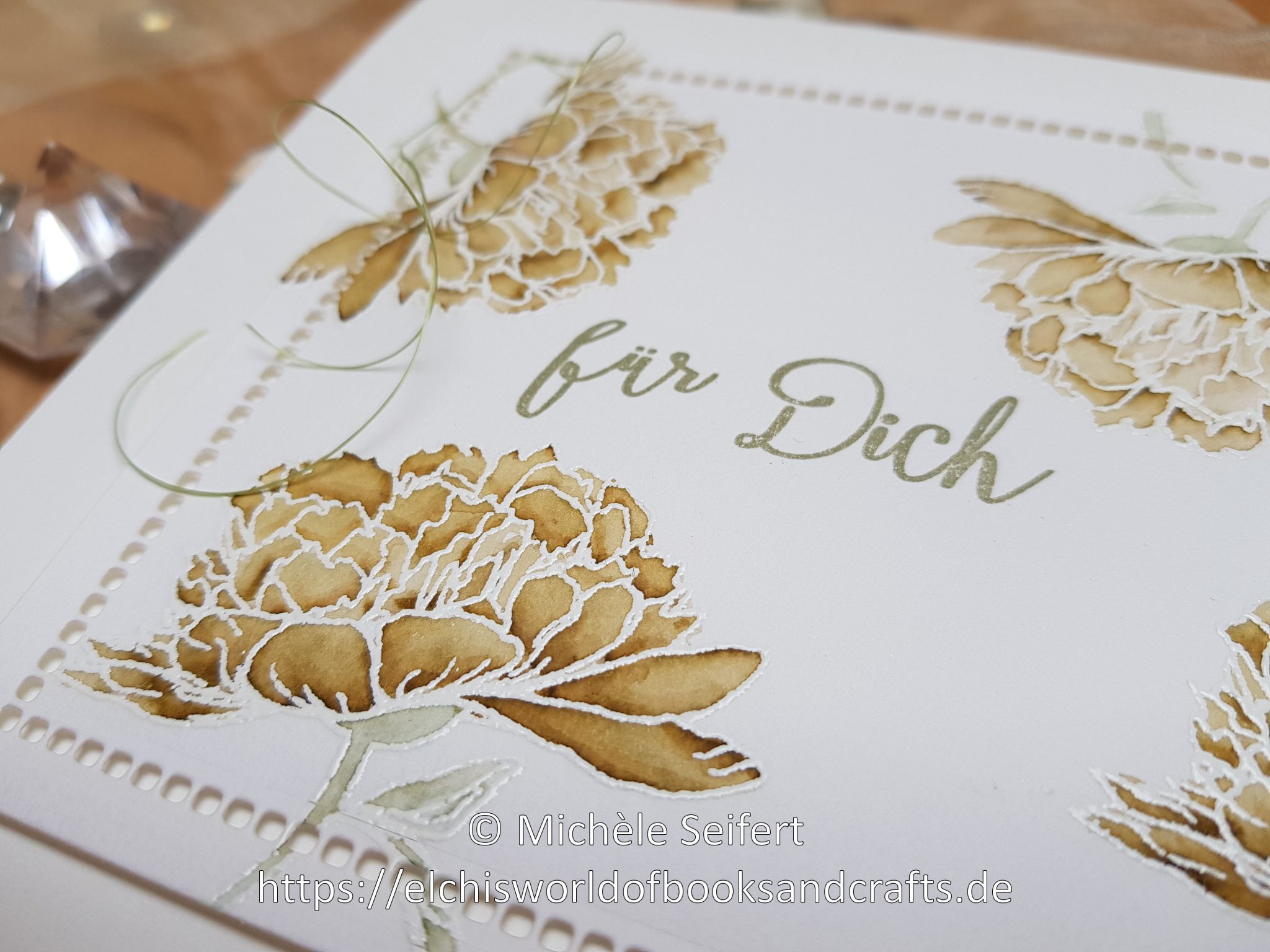Creative Depot | Blumiger Geburtstag | beige | oliv | Ansicht 1 | Wasserzeichen Creative Depot | Blumiger Geburtstag | Stempelset | Aquarell-Look | Zig Clean Color Real Brush Marker | Karte | Spellbinders | Hemstitch Squares