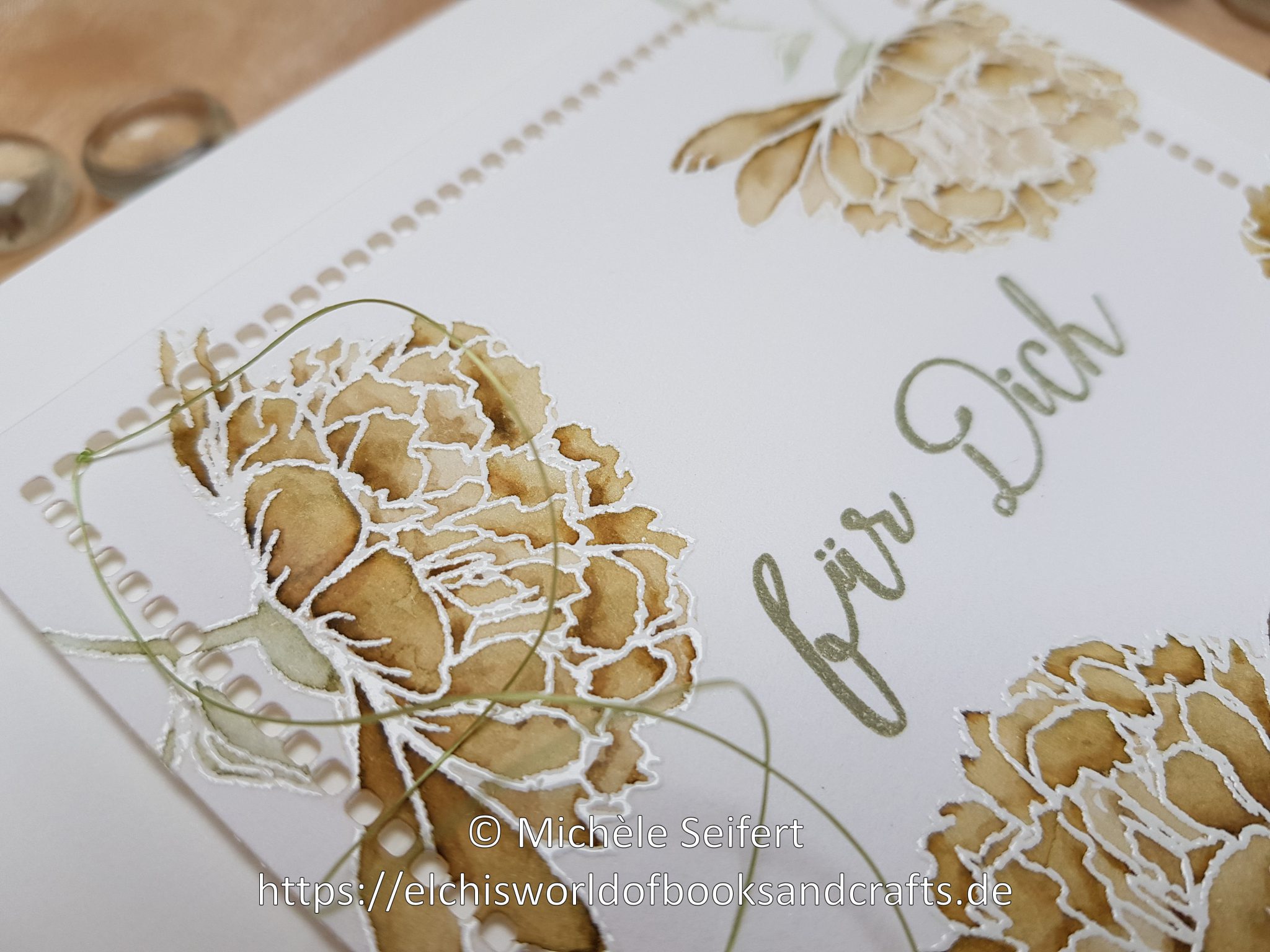 Creative Depot | Blumiger Geburtstag | beige | oliv | Ansicht 2 | Wasserzeichen Creative Depot | Blumiger Geburtstag | Stempelset | Aquarell-Look | Zig Clean Color Real Brush Marker | Karte | Spellbinders | Hemstitch Squares
