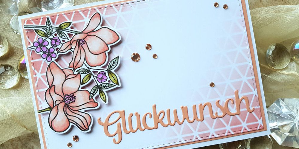 MFT – Floral Focus – Coral – Wasserzeichen 1 – 1000 My Favorite Things - MFT - Floral Focus - Geometric Grid - Stencil - Distress Oxide - Abandoned Coral - Victorian Velvet - Faltkarten.com - struktur coral - Tonic Studios - Glückwunsch - Copics - Spectrum Noir Sparkle - Grusskarte - Geburstagskarte