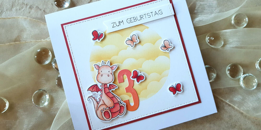 MFT – Magical Dragons – Morgenröte – Wasserzeichen 1 – 1000 MFT - My Favorite Things - Magical Dragons - Adorable Elephants - Mini Cloud Edges Stencil - Die-Namics - Impact Numbers - Distress Oxide - Geburtstagskarte - Birthday Card