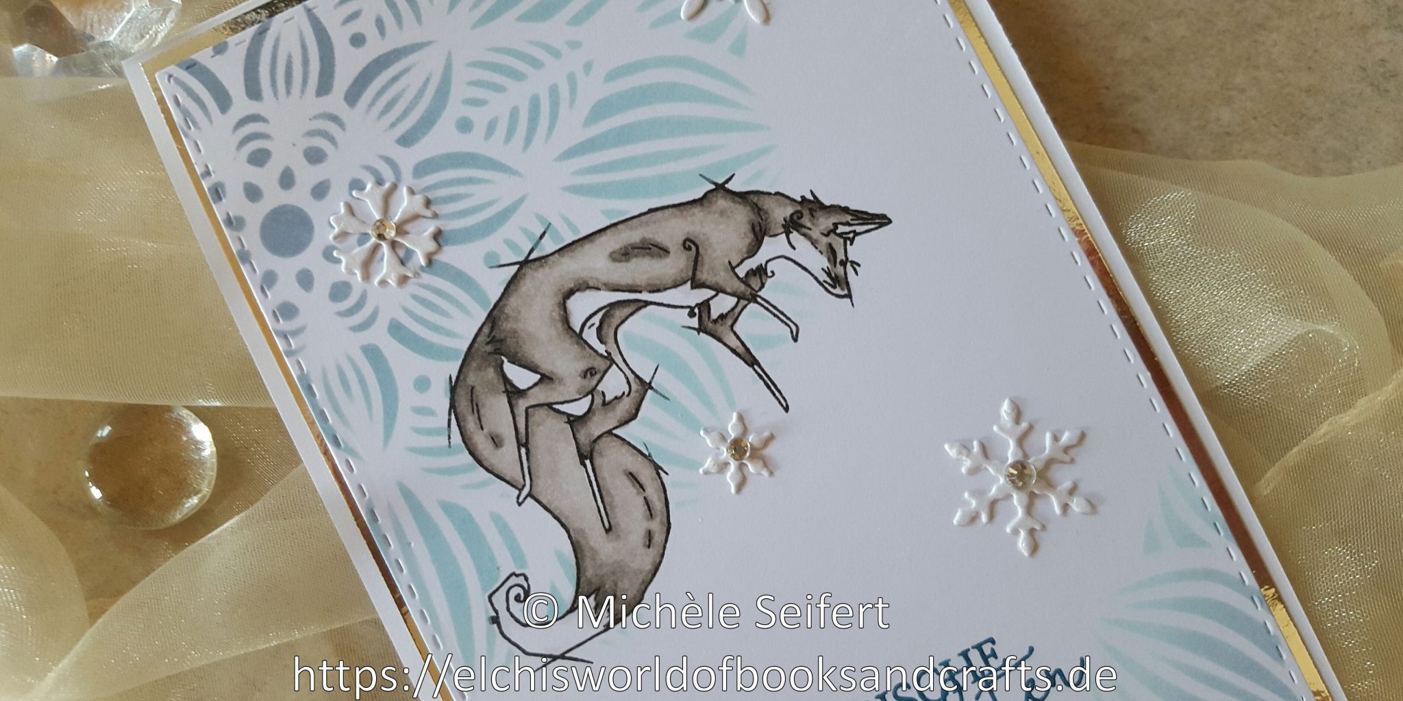 Scrapadile-Fuchs spielt mit Schneeflocken-Ansicht 2-Wasserzeichen