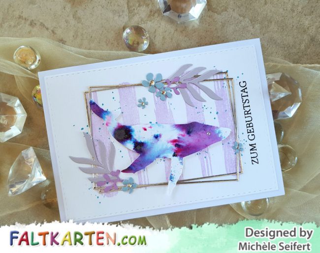Steckenpferdchen – Wal – Wasserzeichen 1 – 1000 Steckenpferdchen - Wal - Sizzix - Geo Floral Frame - Blumenrahmen - Simply Graphic - Planche Grunge - Creative Depot - Glückwünsche - 4enScrap - Feuilles exotiques - Nuvo Shimmer Powder - Violet Brocade - Geburtstagskarte - birthdaycard